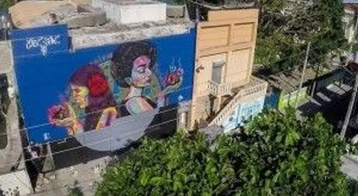 Muralistas llenan de color las paredes de Puerto Plata