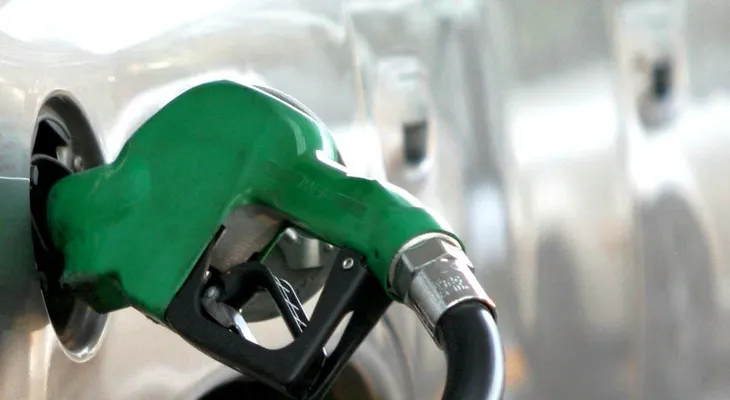 Bajan precios combustibles