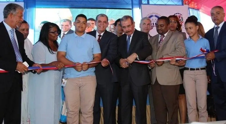 Presidente Medina inaugura escuela y liceo el barrio Ceuta en Villa Mella