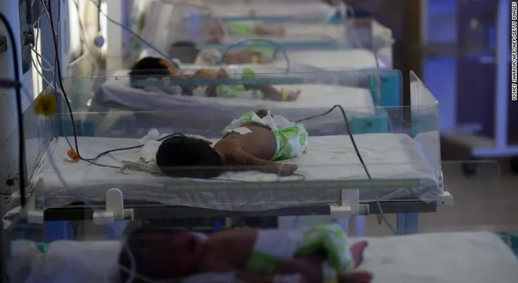 Niña solo de 10 años víctima de violación da a luz: le negaron el aborto