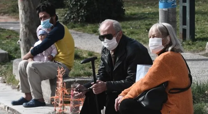 Siempre será bueno tomar mucha agua para el coronavirus, pero no tiene que ser caliente 