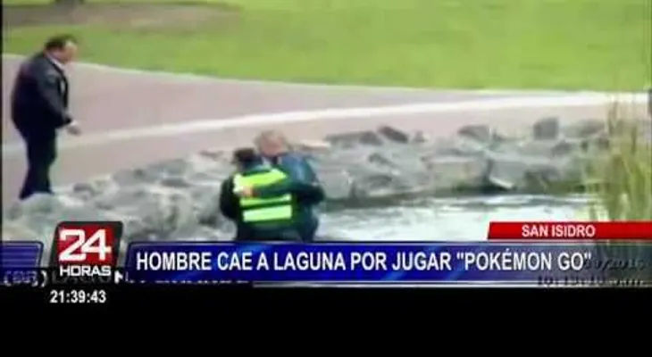 Un hombre se cae a una laguna mientras juega a Pokémon GO