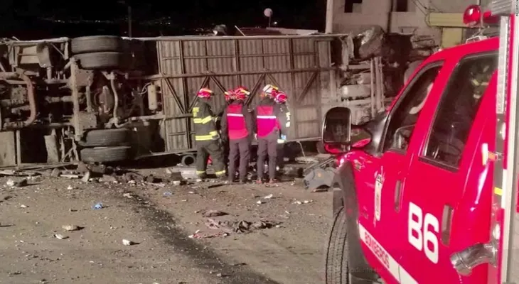 Un fallecido y 20 heridos en accidente de autobús en región andina de Ecuador