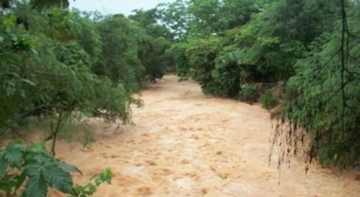 Las lluvias afectan un puente y barrios