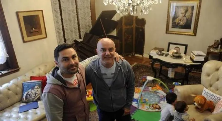 La lucha de una pareja gay que tuvo mellizos por alquiler de vientre y no los puede anotar