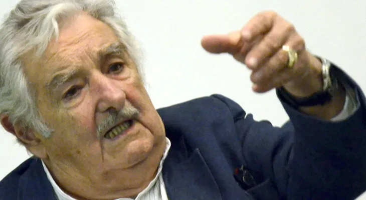 Mujica dice que un político no amerita de grandes sueldos, "debe vivir igual que la mayoría"