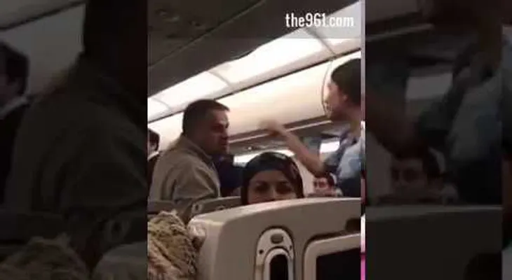 Una brutal pelea entre pasajeros en un avión obligó a un aterrizaje forzoso