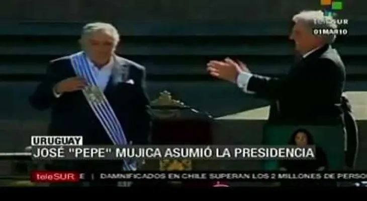 Mujica acude en sandalias y pantalones pesqueros a la investidura de un ministro 