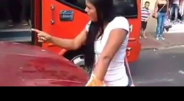 Una mujer le hace un escándalo a su esposo, y le dice que baje a la "perra" del carro (VIDEO)