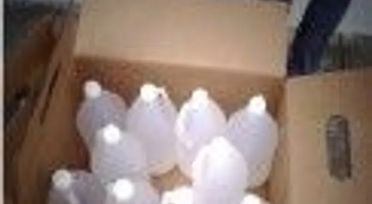 Decomisan contrabando de clerén y alcohol isopropílico; apresan tres