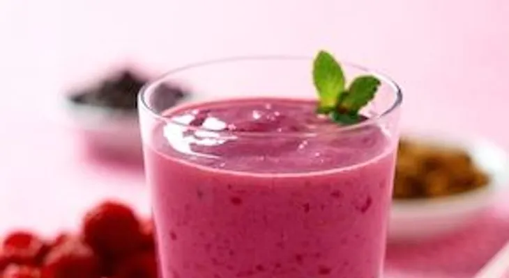 Jugo de frambuesas y cerezas con zumo de limón, para conseguir vitaminas B, C y D