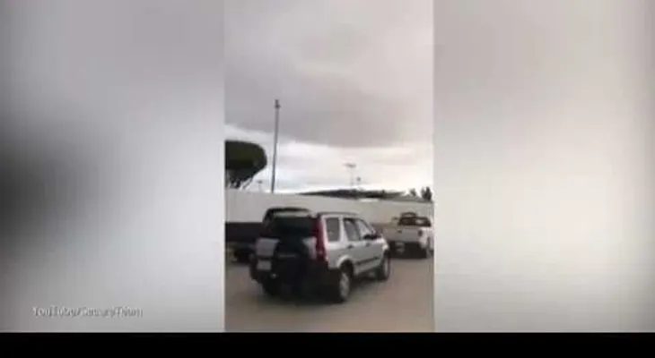 Se viraliza video de un grupo de "ovnis" cruzando la frontera entre México y EE.UU.