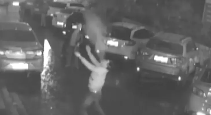 Hombre intenta atrapar a una mujer que caía de un piso 11 en China (VIDEO)