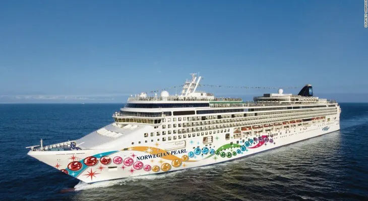Mujer cae al mar durante una fiesta en un crucero