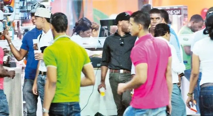 Colmadones y drinks arropan universidades