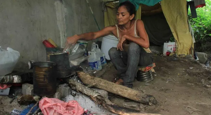Madre y dos hijos viven debajo de puente en San Pedro Sula