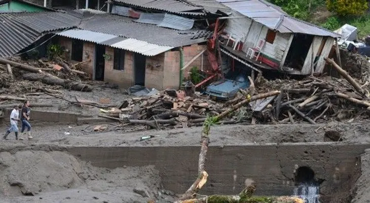 Colombia busca víctimas en pueblo arrasado por derrumbe
