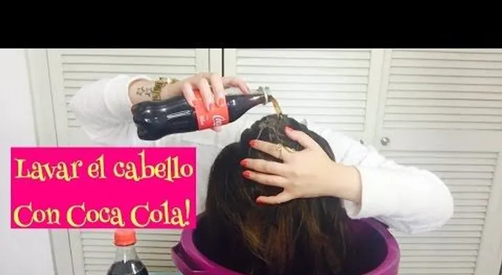 Coca Cola para lavarse el cabello; descubre la nueva tendencia (VIDEO)