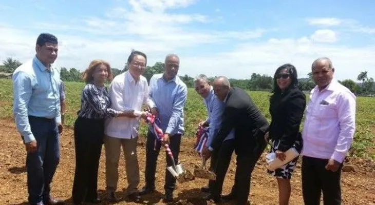 Embajador de Taiwán inicia construcción nave de productos de bambú en Bonao