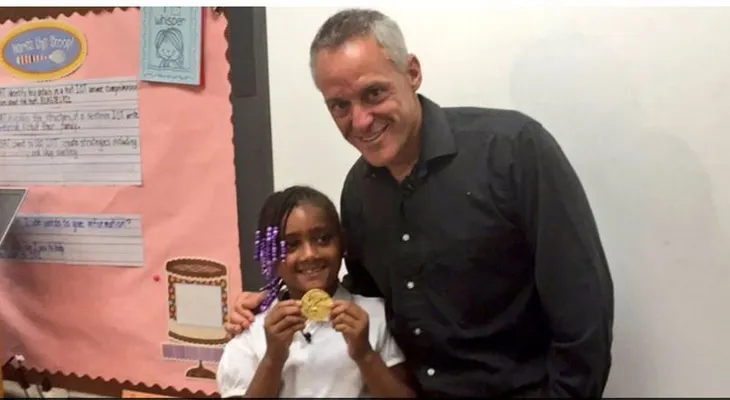 Una niña de 7 años halla medalla de oro en basura y se la devuelve a su propietario