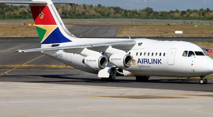 Reportan secuestro de un avión de pasajeros con 74 personas a bordo en Sudáfrica