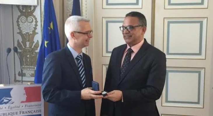 Ventura Camejo recibe reconocimiento de Prefectura de Chartres en Francia