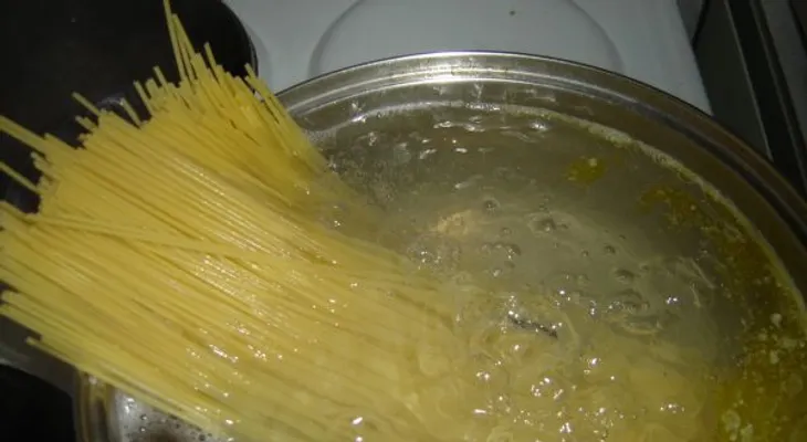 Con el agua de la pasta (espagueti), puedes acondicionar el cabello, spa para los pies, lavar los platos y otros usos en el hogar