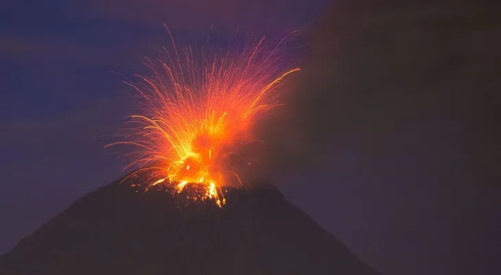Aumenta nivel de alerta por actividad del volcán Tungurahua en Ecuador