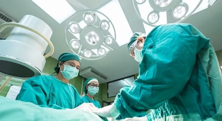 El doctor descubrió que tenía un cuchillo en el estómago 