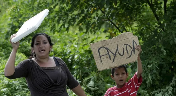 Una niña ecuatoriana de diez años cambia sus juguetes por agua para ayudar a las víctimas del sismo