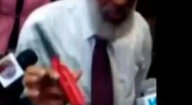 Juan Hubieres y Manuel Díaz se enfrentan en una discusión por un cepillo de pelo