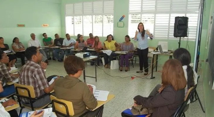 Imparten taller financiero en Higüey
