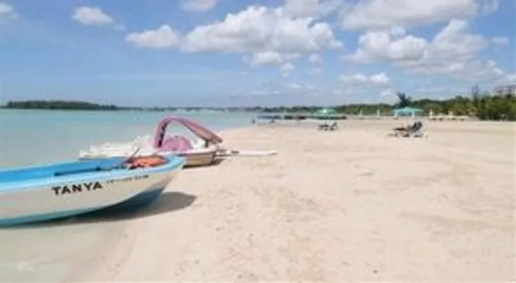 El COE prohíbe el uso de playas desde Montecristi hasta Samaná por fuertes olas