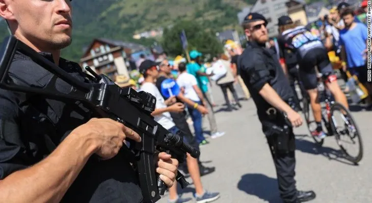 A pesar de la alerta terrorista, el Tour de Francia sigue rodando