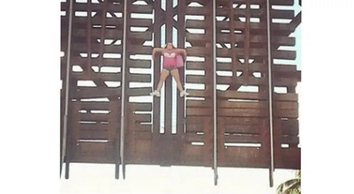 Rescatan a mujer que colgaba de un puente en Florida 