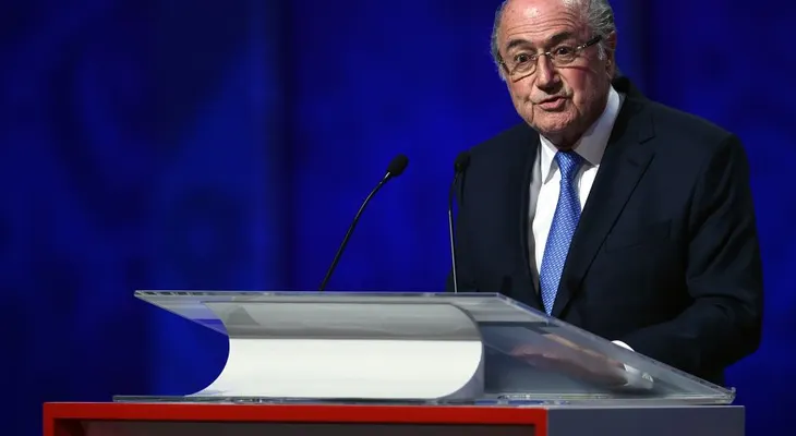 La FIFA suspende a Blatter y a Platini