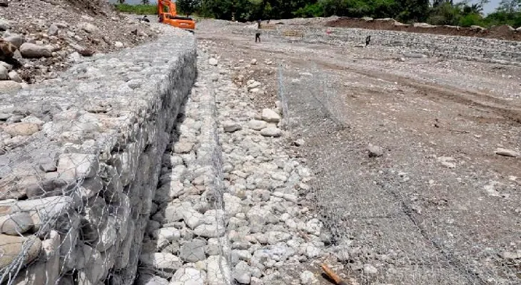 El INDRHI realiza trabajos de encausamiento de los ríos Vía y Jura de Azua para proteger vidas 