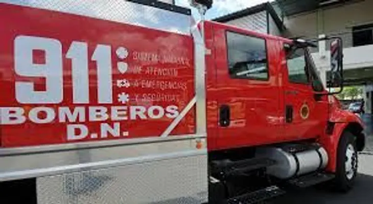 911 auxilia niña atrapada en columpio mientras jugaba