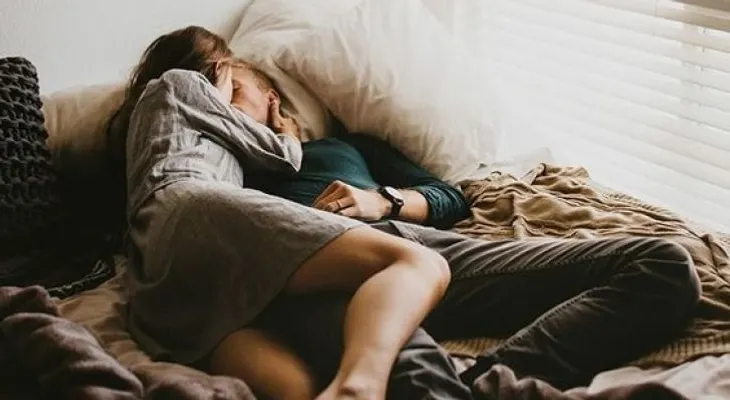 El frío y la poca luz impactan en el ánimo y deseo de algunas mujeres: consejos para calentar 