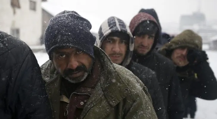 Europa: Nieve trae angustia, muertes, viajes cancelados 