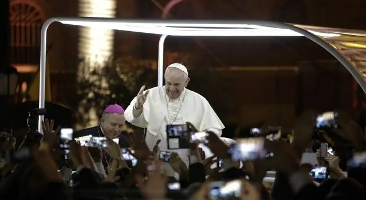 Papa Francisco usa el Peugeot que JPII usó en 1988 