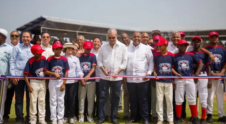 Abinader entrega campo de béisbol Nelson Mateo en Pizarrete tras 26 años de espera