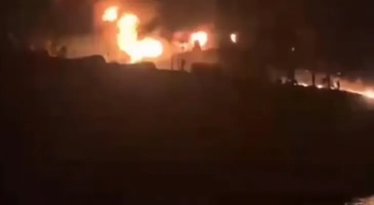 Superpetrolero con más de dos millones de barriles explota y arde en el estrecho de Ormuz tras chocar con una mina naval