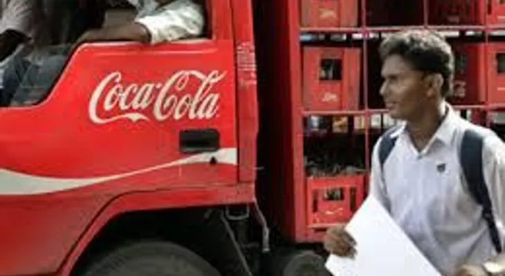 Coca Cola suspende embotellado en tres plantas de India