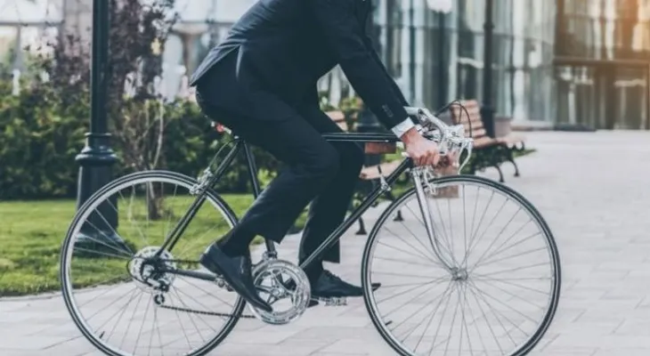 Ir al trabajo en bici podría librarte del cáncer