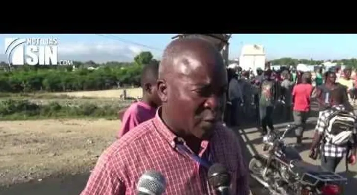 Momentos de tensión en la frontera tras haitianos romper las cadenas de la puerta fronteriza