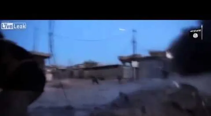 Un misil pasa a escasos metros de un yihadista del Estado Islámico durante una batalla (VIDEO)