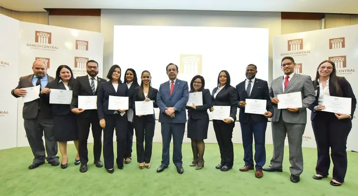 BCRD concluye su VI Diplomado sobre economía y finanzas para personal no economista de la institución