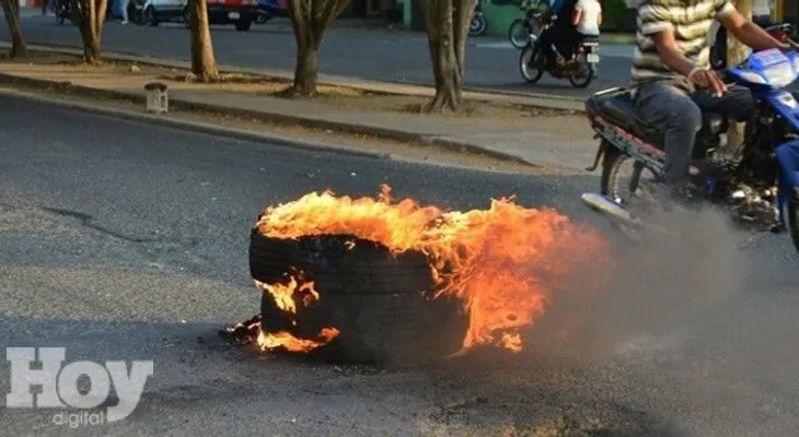 Bloquean carretera Santo Domingo-Yamasá en reclamo de arreglo