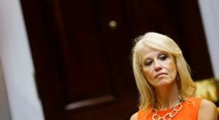 Alta asesora de Trump confiesa en TV que fue víctima de agresión sexual